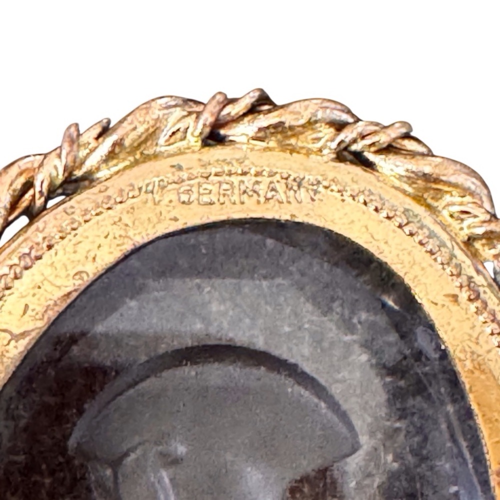 Vintage Gold Tone Intaglio Glass Cameo Brooch Germany - Picture 3 of 4